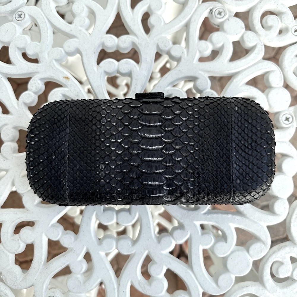 Black skin clutch w shoulder chain - Oilly New York